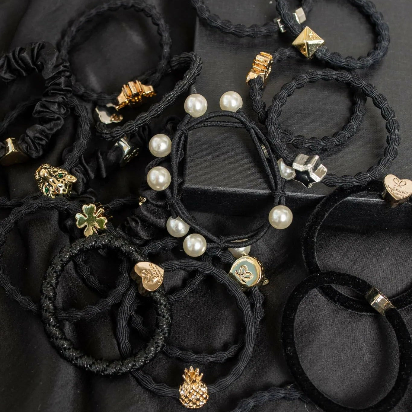 byEloise Pearl Cluster Black matu gumija