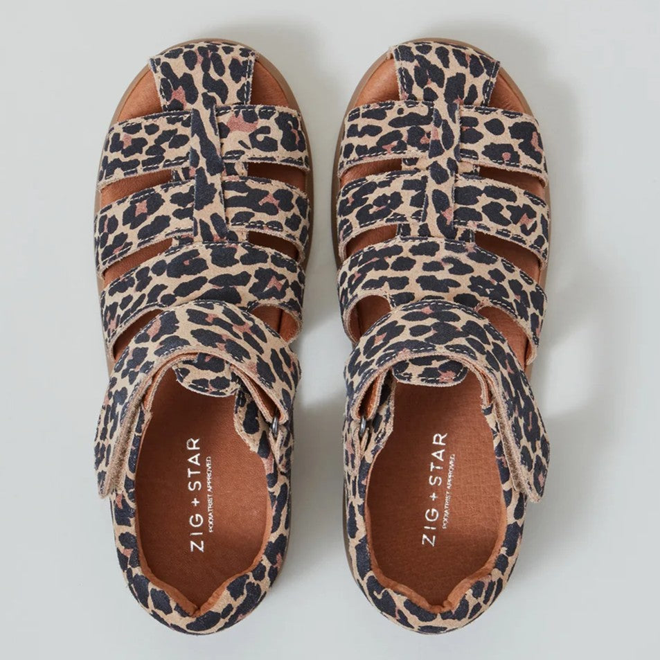 ZIG_STAR_COSMIC_JUNIOR_SANDAL_NATURAL_ANIMAL_TOP_1350x1800