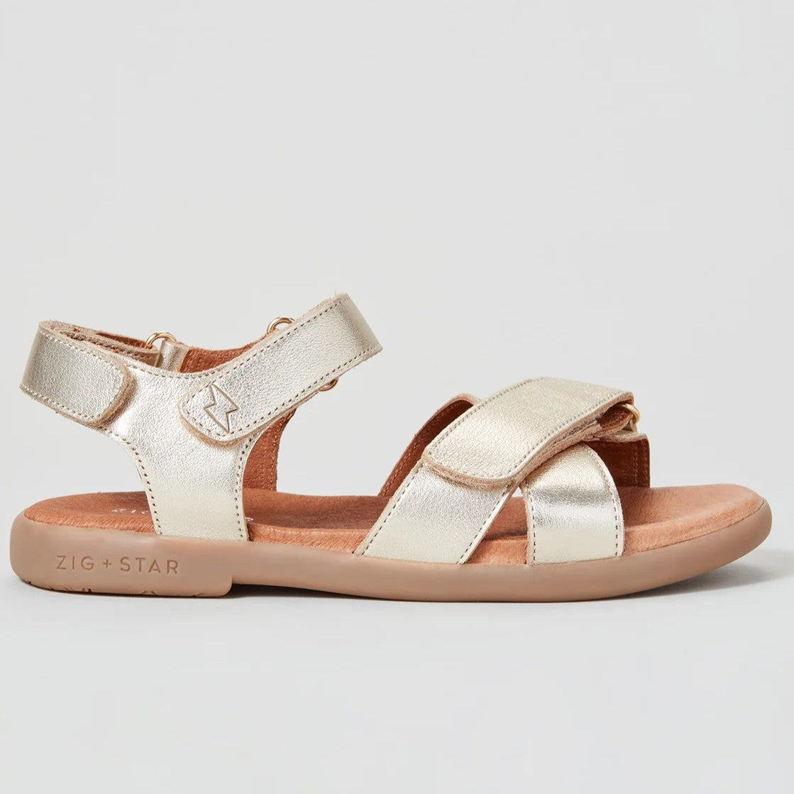 ZIG_STAR_RAE_JUNIOR_SANDAL_GOLD_DUST_SIDE_1350x1800