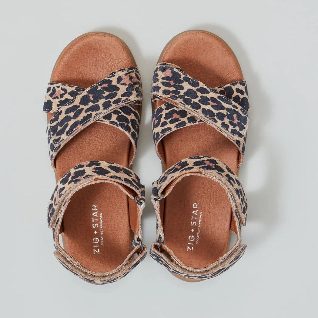 ZIG_STAR_RAE_JUNIOR_SANDAL_NATURAL_ANIMAL_TOP_1350x1800